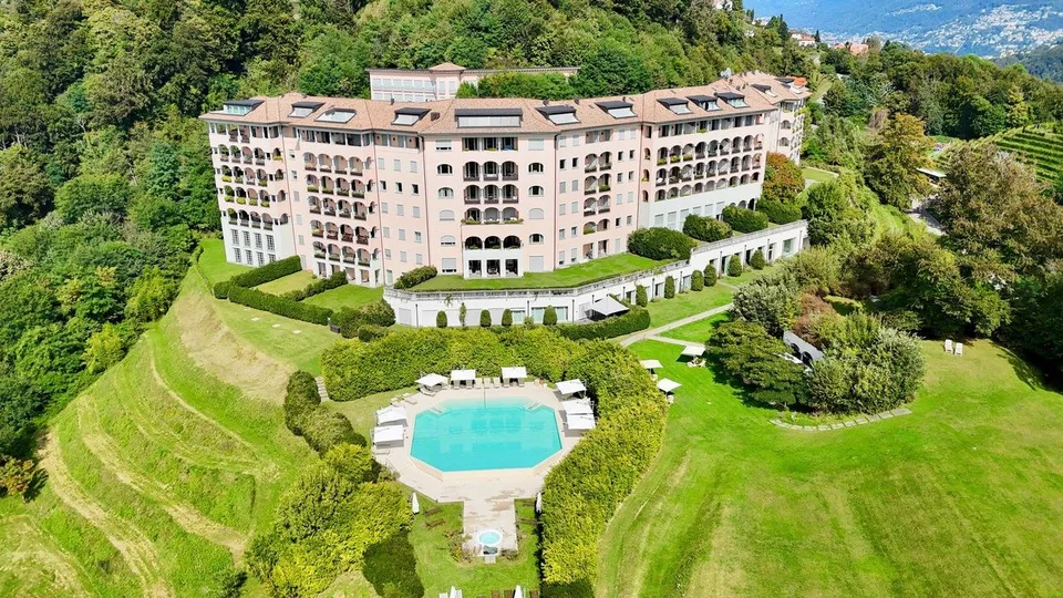 Spazioso Appartamento di Lusso con Giardino nel Resort Collina d'Oro