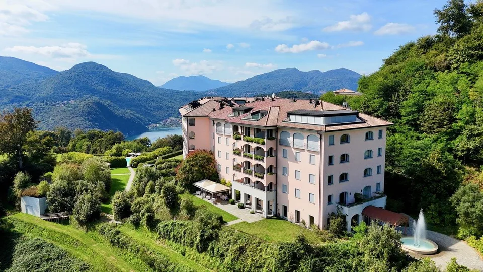 Spazioso Appartamento di Lusso con Giardino nel Resort Collina d'Oro