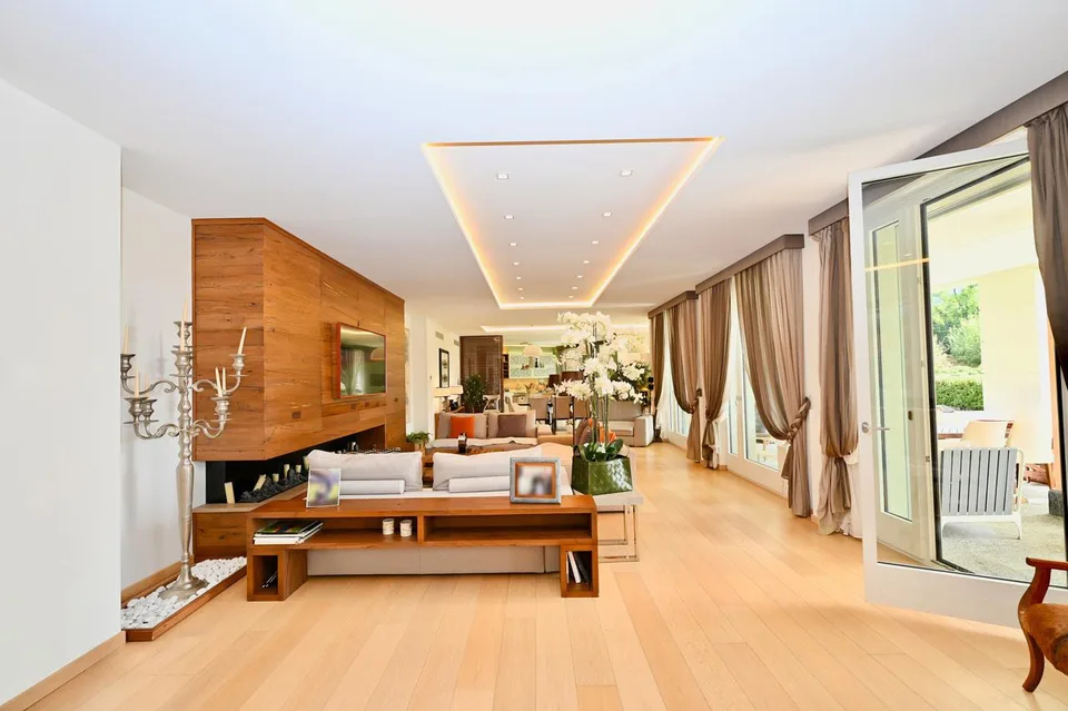 Spazioso Appartamento di Lusso con Giardino nel Resort Collina d'Oro