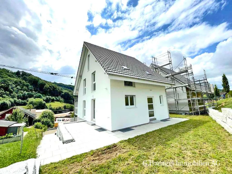 4 neue, grosszügige 5 bis 7.5-Zi-EFH mit weiter Aussicht in Läufelf...