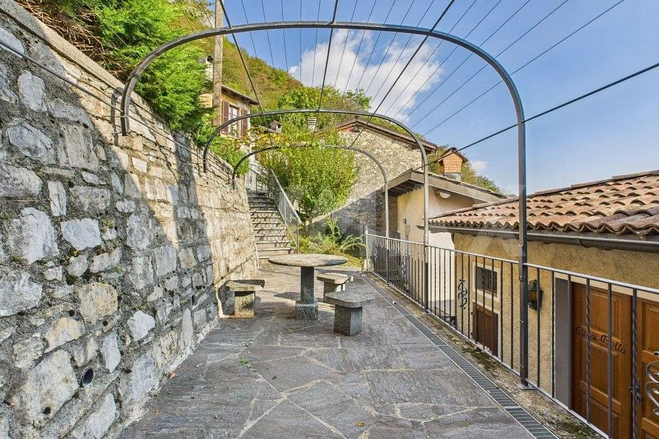 Salorino Grottino arredato con cantina vini, ampia terrazza e parcheggio – Foto 12 von 13