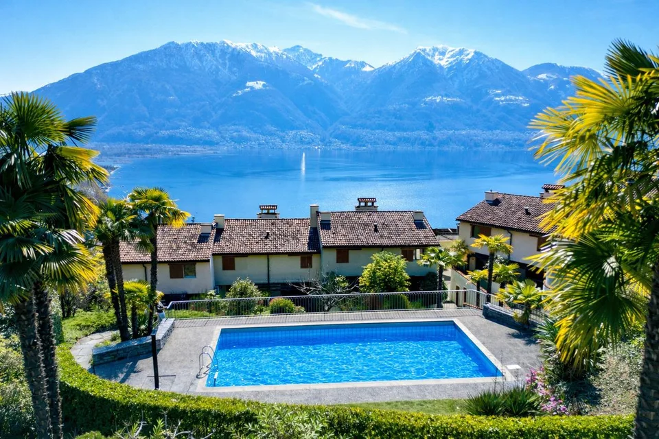 REIHENMITTELHAUS MIT SEESICHT, ABSOLUTER RUHE UND GEMEINSCHAFTS-POOL