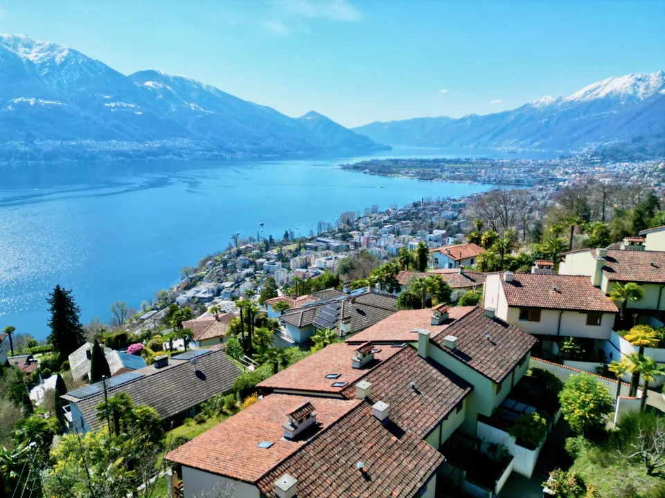 REIHENMITTELHAUS MIT SEESICHT, ABSOLUTER RUHE UND GEMEINSCHAFTS-POOL