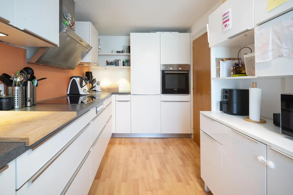 Casa unifamiliare angolare con spazio commerciale, box garage e area di seduta