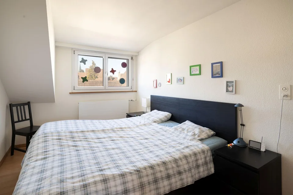 Casa unifamiliare angolare con spazio commerciale, box garage e area di seduta