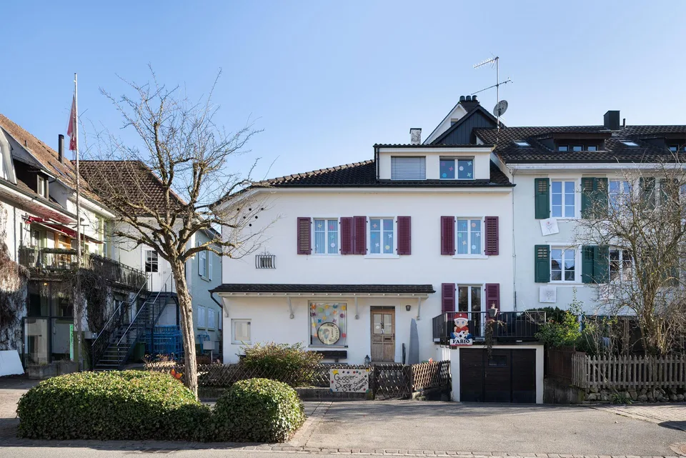 Eck-Einfamilienhaus mit Gewerberaum, Garagenbox und Sitzplatz