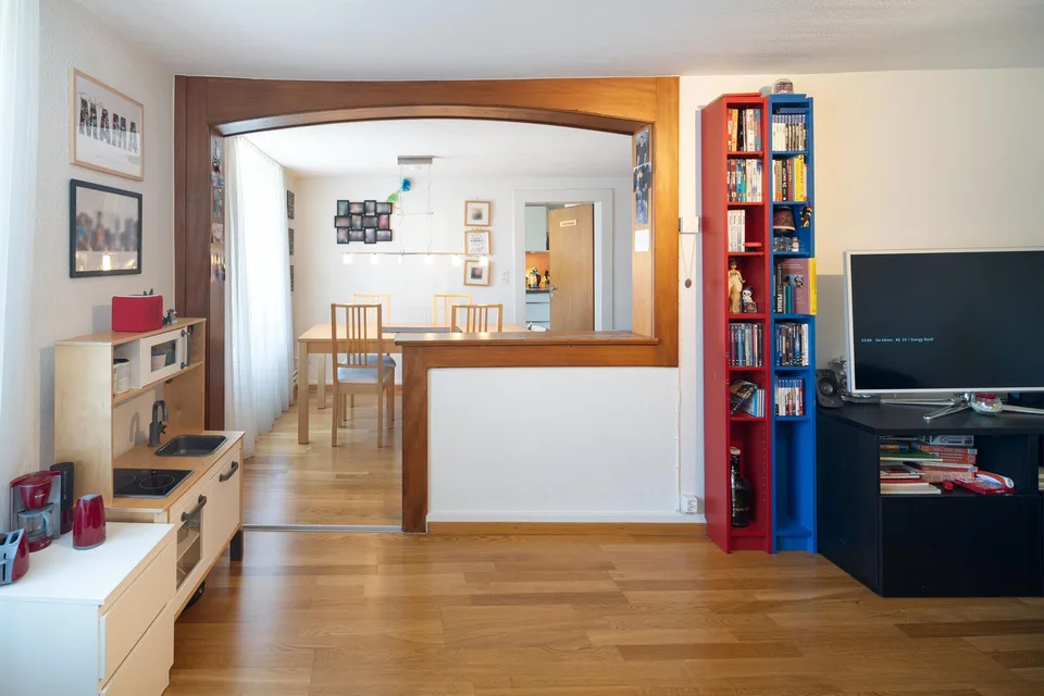Casa unifamiliare angolare con spazio commerciale, box garage e area di seduta