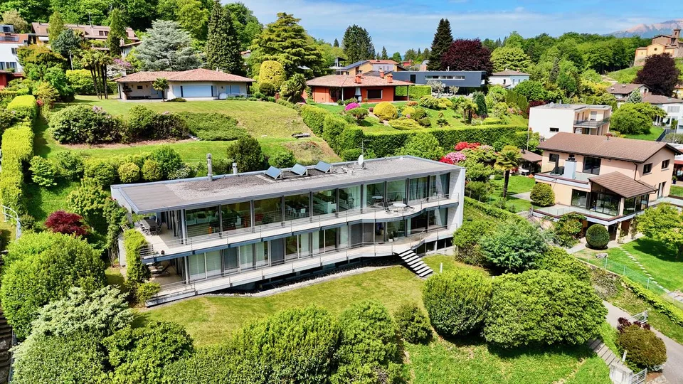 Elegantes modernes Landhaus mitten im Grünen mit Panoramablick auf den Luganersee