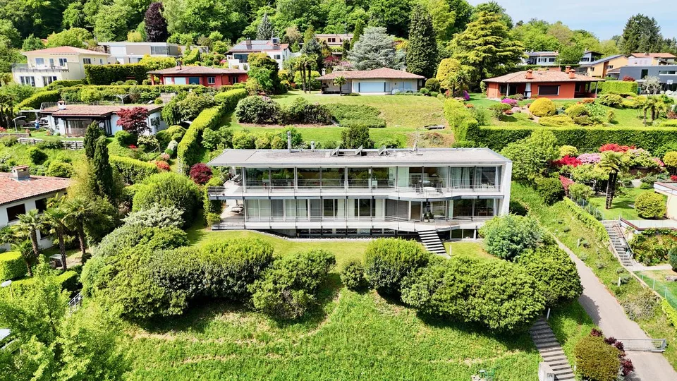 Elegantes modernes Landhaus mitten im Grünen mit Panoramablick auf den Luganersee
