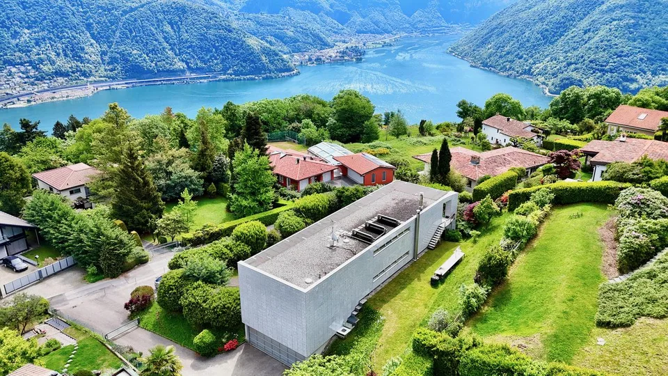 Elegantes modernes Landhaus mitten im Grünen mit Panoramablick auf den Luganersee