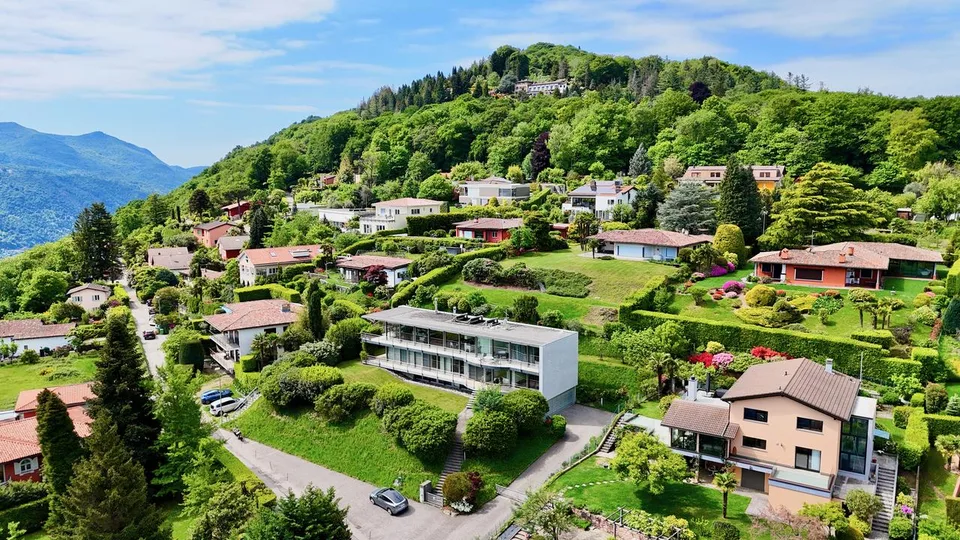 Elegante Villa Moderna Immersa nel Verde con Vista Panoramica sul L...