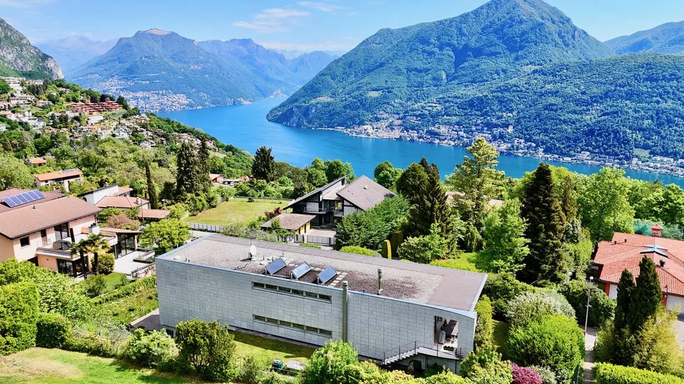 Elegantes modernes Landhaus mitten im Grünen mit Panoramablick auf den Luganersee