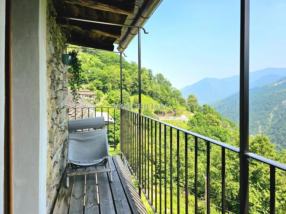 Edles Tessinerhaus in paradiesischer Lage: Weitblick, Sonne, Ruhe