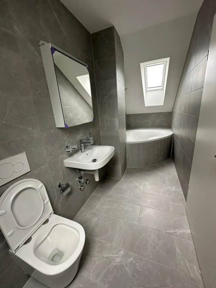 First-time rental after complete attic renovation, exclusive attic apartment with cabrio window in central location – photo 9 of 17