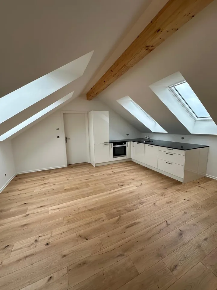 Erstbezug nach komplettem Dachausbau  exklusive Dachgeschosswohnung...