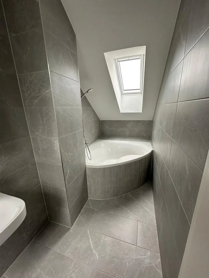 First-time rental after complete attic renovation, exclusive attic apartment with cabrio window in central location – photo 8 of 17
