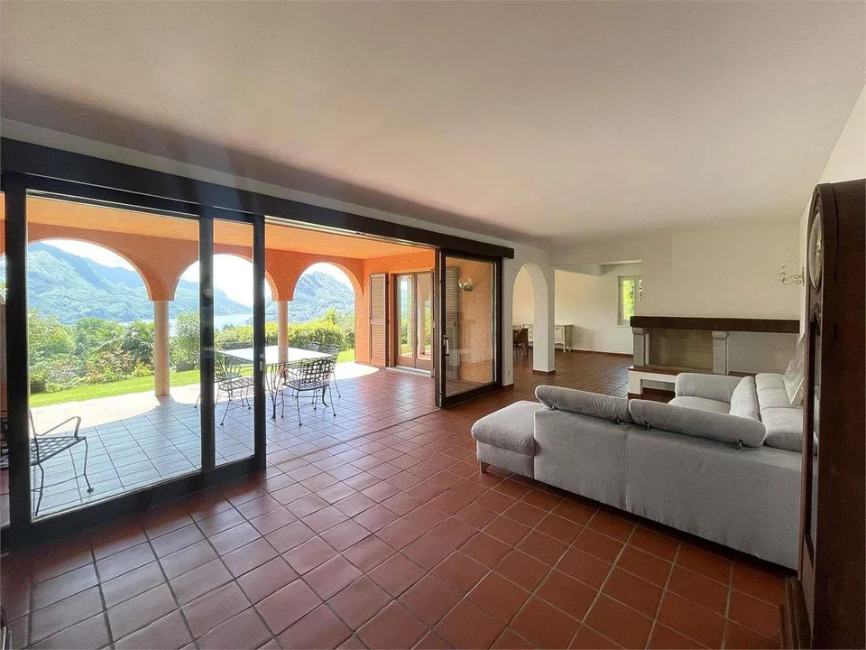 Oasis privée à Porza avec jardin, piscine couverte et vue sur le lac