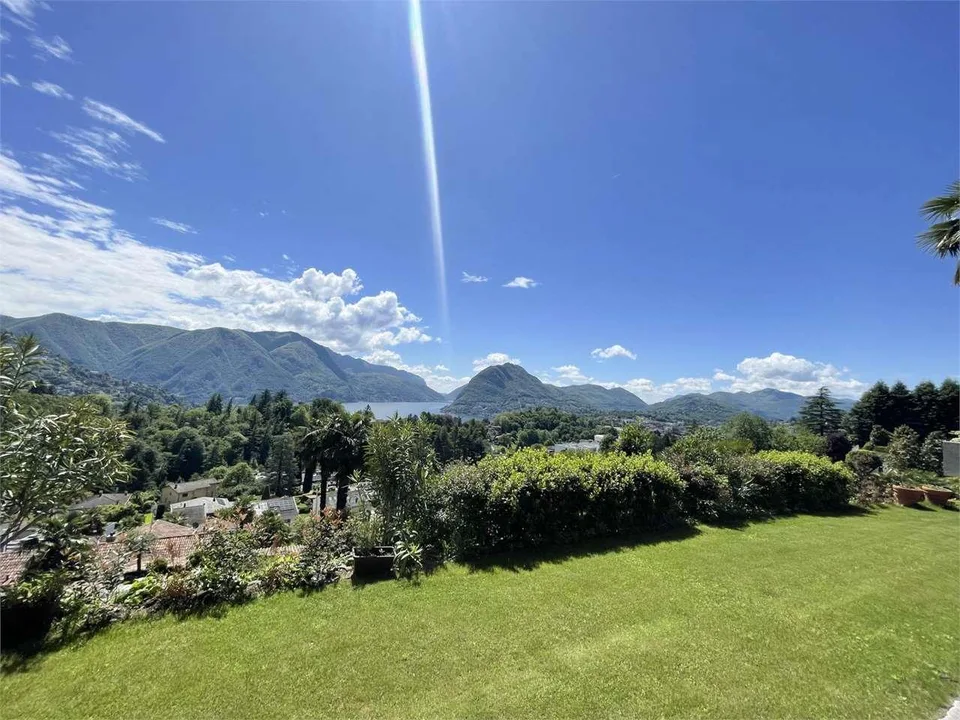 Oasis privée à Porza avec jardin, piscine couverte et vue sur le lac
