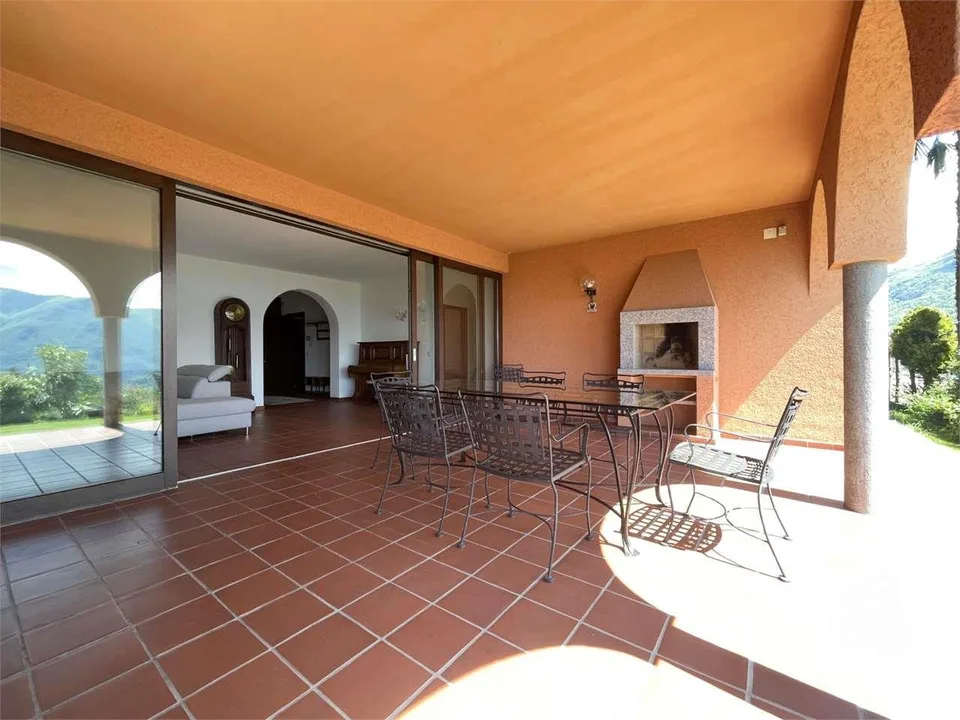 Oasis privée à Porza avec jardin, piscine couverte et vue sur le lac