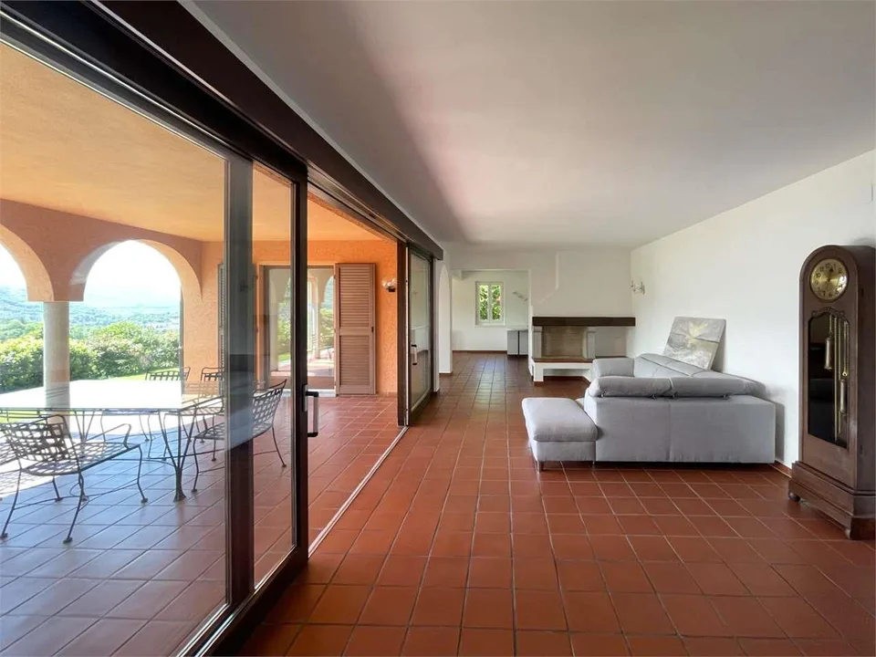 Oasis privée à Porza avec jardin, piscine couverte et vue sur le lac