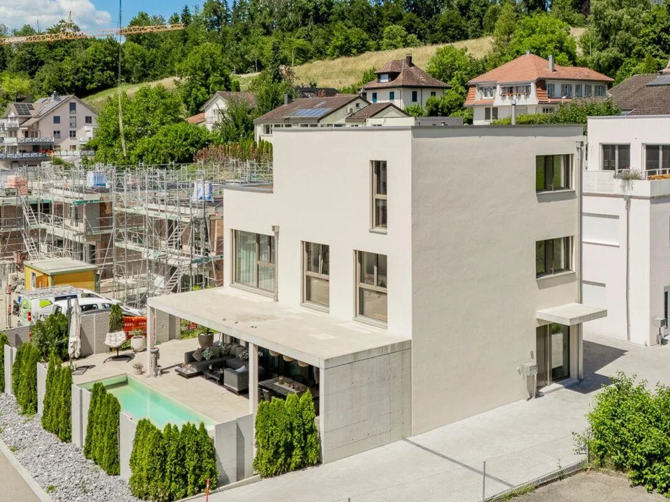 Casa unifamiliare di lusso con costruzione di alta qualità e piscina esterna