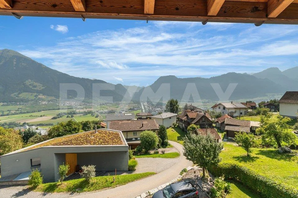 Ampio appartamento maisonette 6½-locali con giardino e bella vista