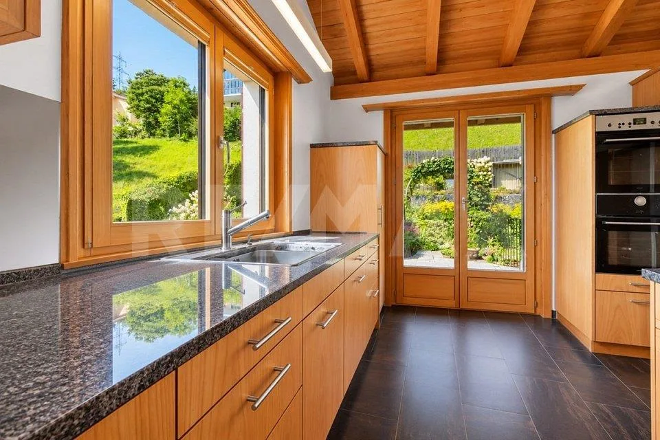 Ampio appartamento maisonette 6½-locali con giardino e bella vista
