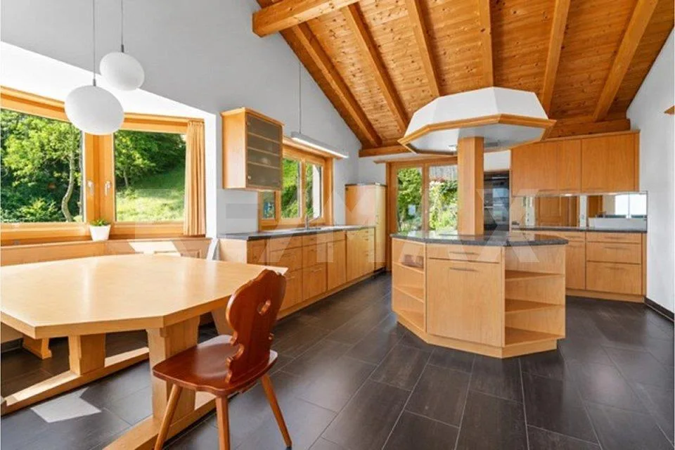Ampio appartamento maisonette 6½-locali con giardino e bella vista