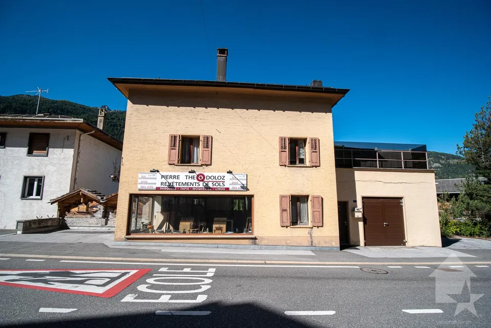 Grande maison avec local commercial au centre du village