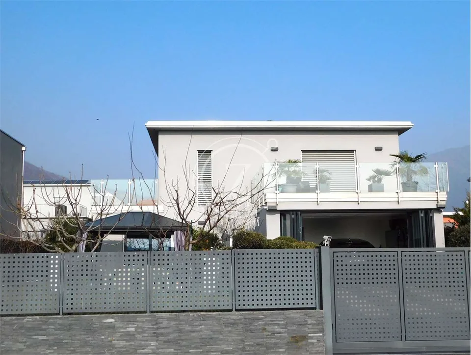 Moderne Haus mit Schwimmbad in Bedano