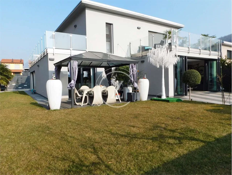 Moderne Haus mit Schwimmbad in Bedano