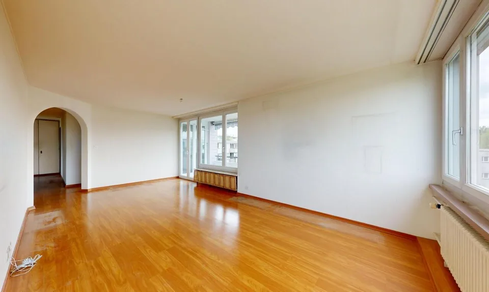 Appartamento 4.5 locali con balcone sud e grande potenziale a Effretikon