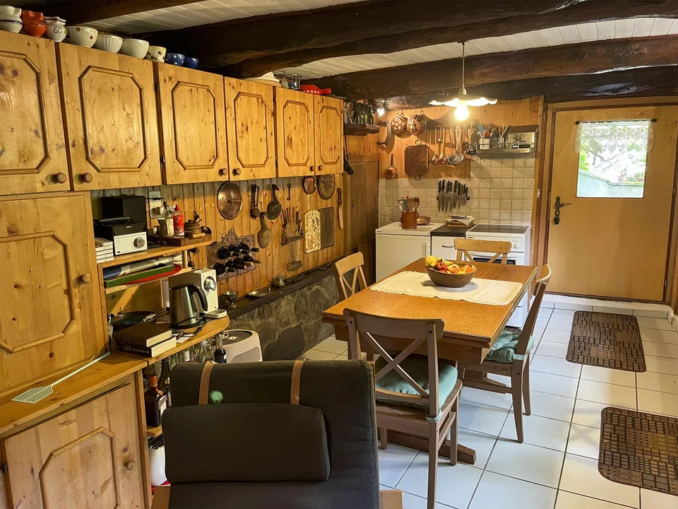 Maisons rustiques originales immergées dans le vert – photo 8 sur 14