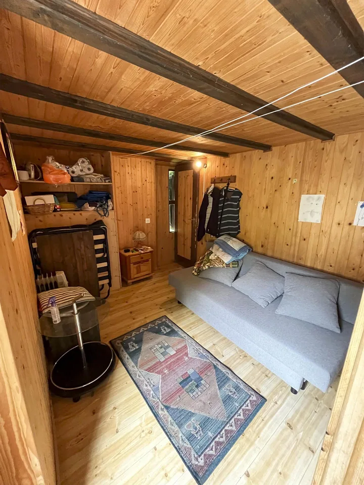 Maisons rustiques originales immergées dans le vert – photo 12 sur 14