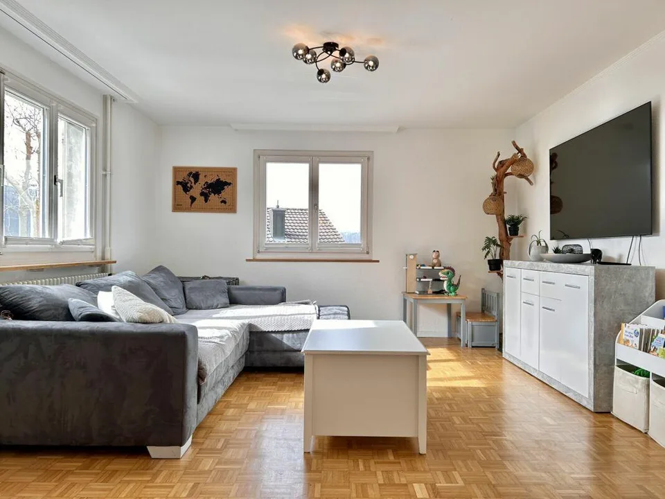 Maison en rangée sur un terrain en pente ensoleillée avec garage
