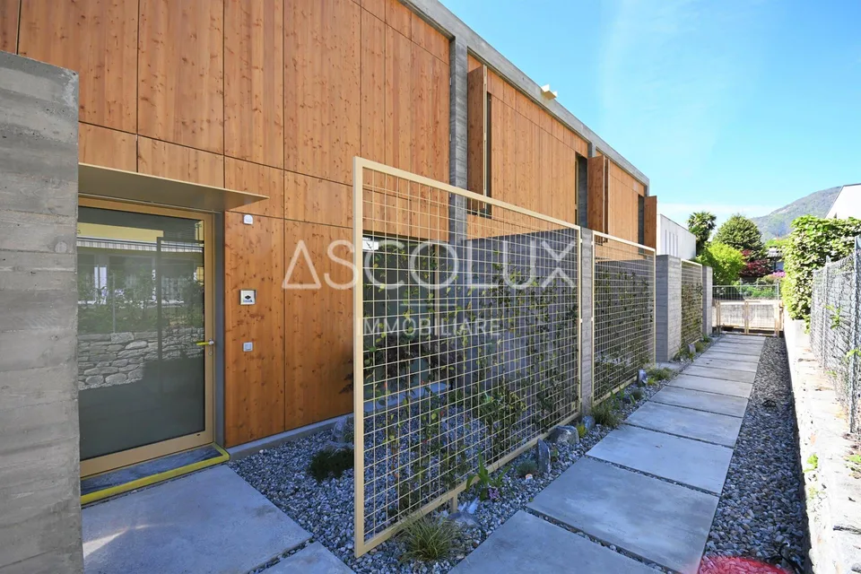 Design e Comfort – Casa d’Angolo Contigua in Zona Residenziale | De...