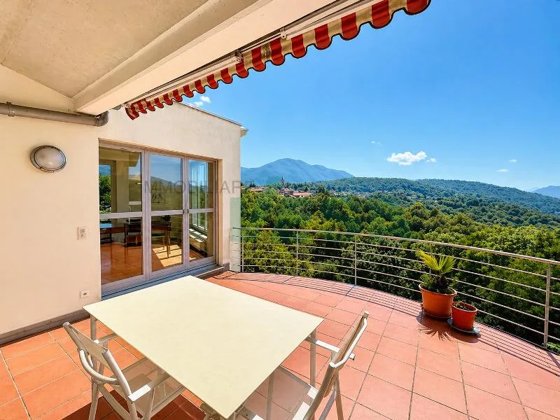 Proprietà di charme con villa, bel rustico e ampio terreno edificabile