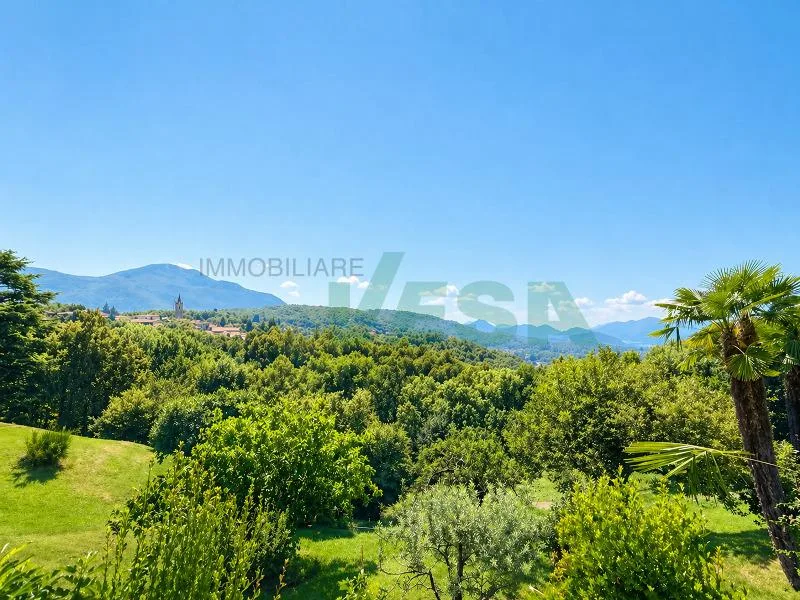 Proprietà di charme con villa, bel rustico e ampio terreno edificabile