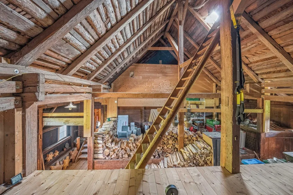 Historisches Wohnhaus mit Scheune und Wald – Foto 11 von 12
