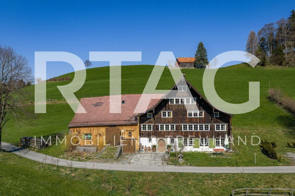 Historisches Wohnhaus mit Scheune und Wald