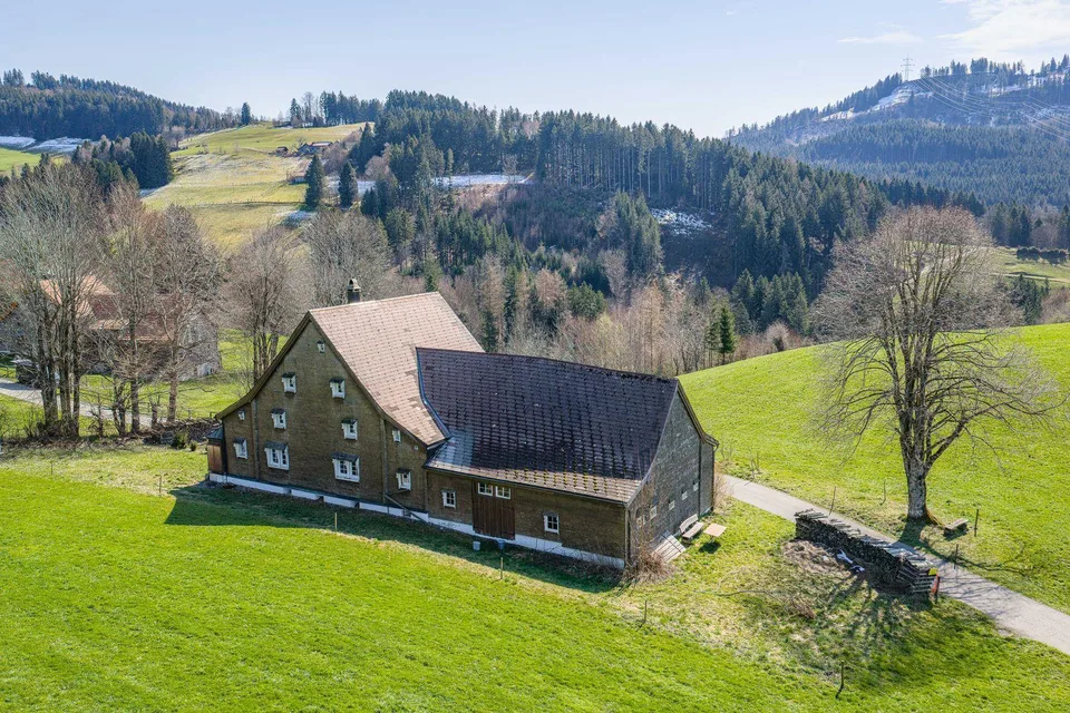 Historisches Wohnhaus mit Scheune und Wald