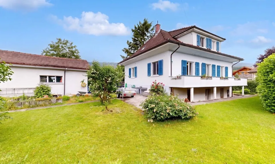 Casa familiare vicino al bosco, grande giardino e potenziale