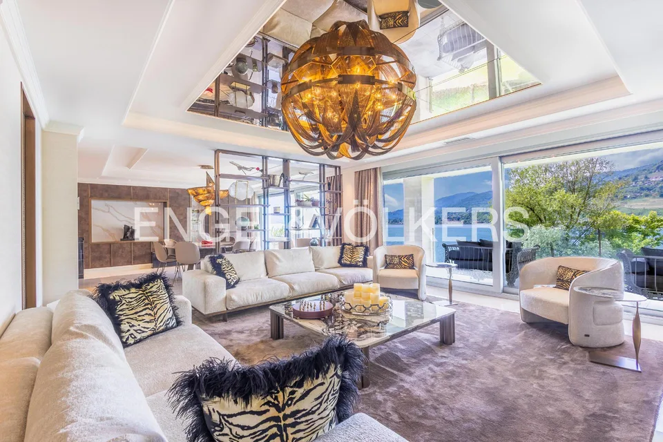 Prestigious attic apartment with lake view and rooftop terrace
