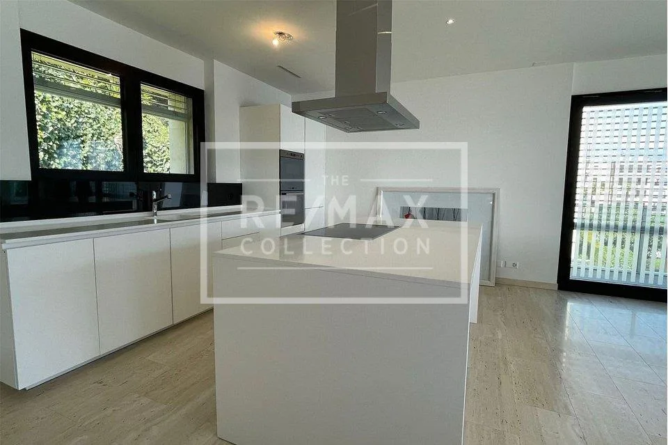 Moderne und helle Attika mit Panoramaseeblick (51)