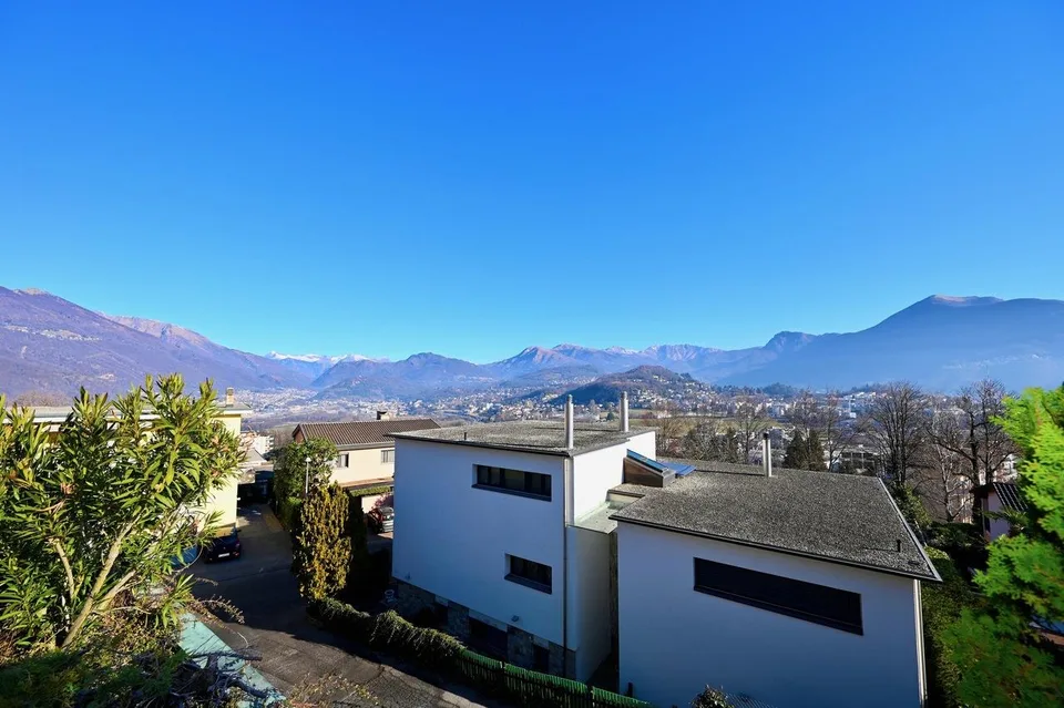 Villa a Breganzona con Vista Imprendibile sulle Montagne