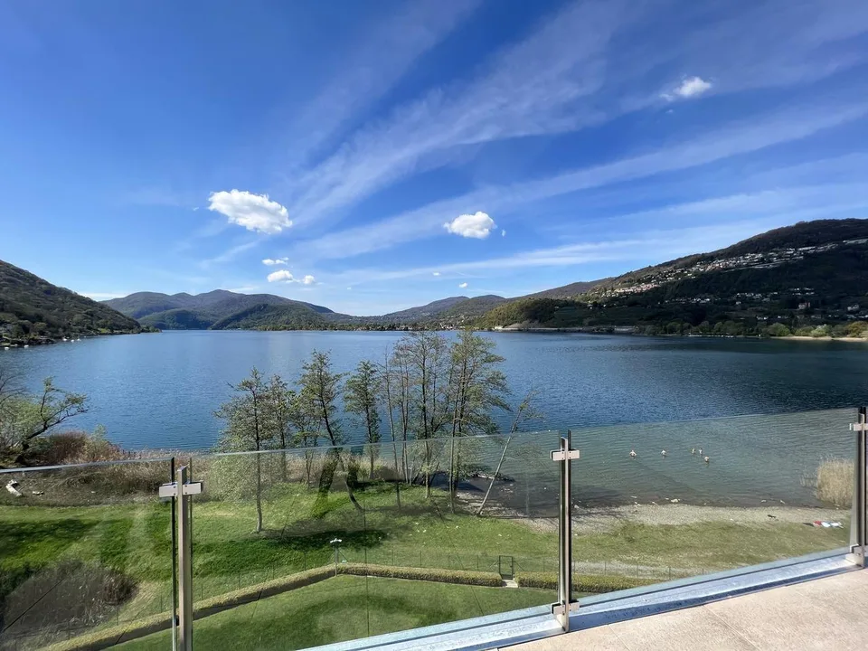 LUGANO-MUZZANO, FRONTE LAGO ATTICO 5.5 LOCALI CON GRANDE TERRAZZA SUL