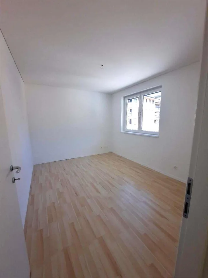 Komfortables Apartment mit Aussicht auf die Dienstleistungen im letzten Stock – Foto 9 von 12