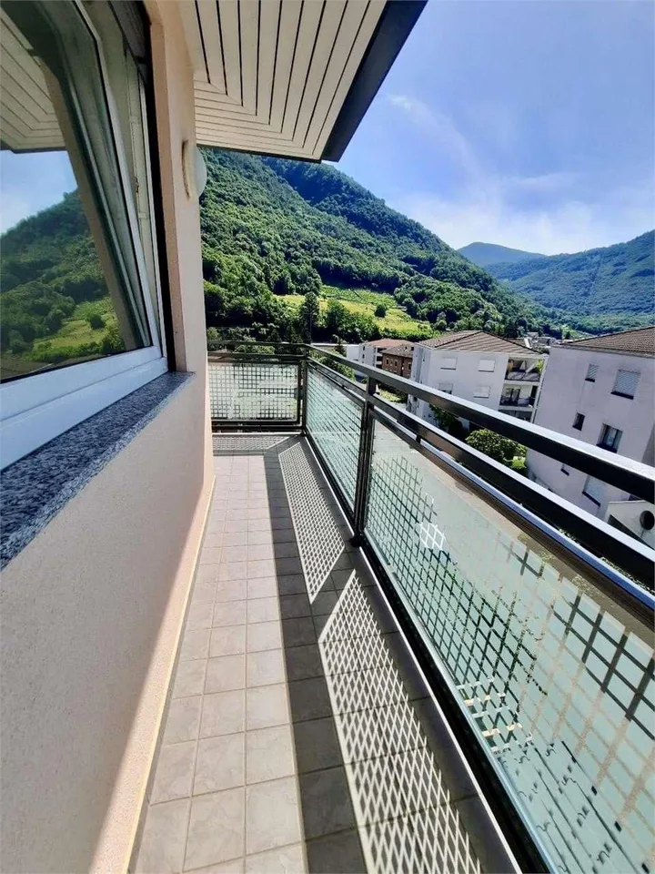 Komfortables Apartment mit Aussicht auf die Dienstleistungen im letzten Stock – Foto 11 von 12