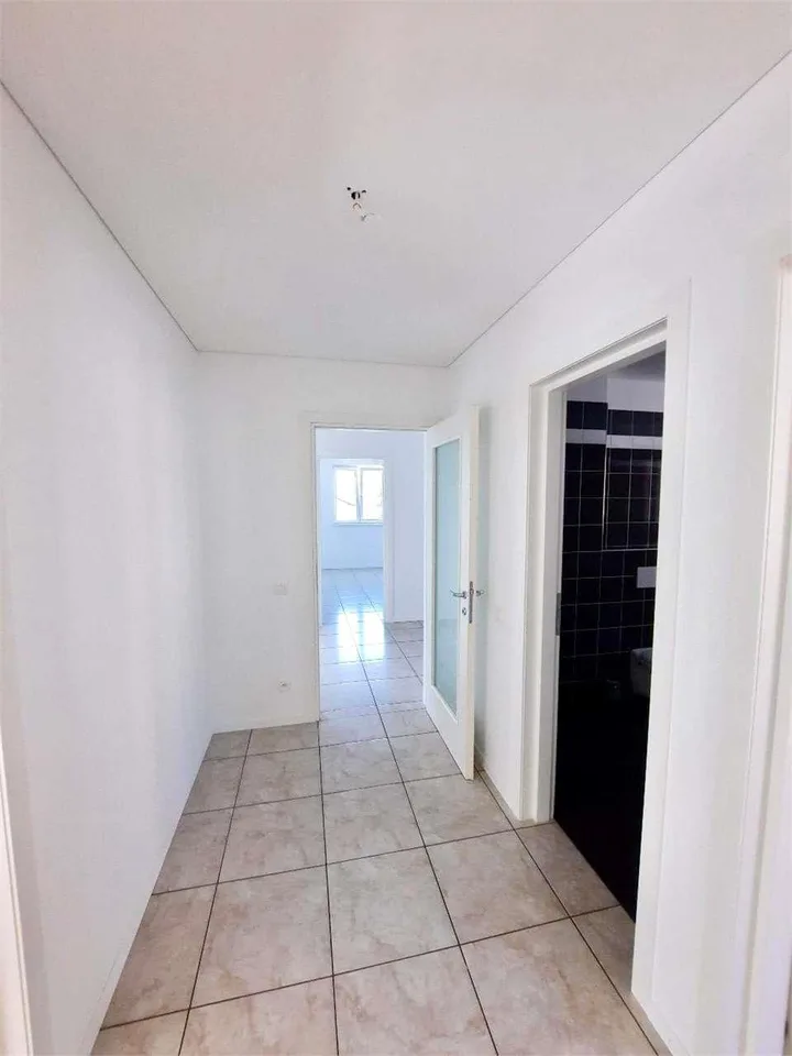 Komfortables Apartment mit Aussicht auf die Dienstleistungen im letzten Stock – Foto 8 von 12