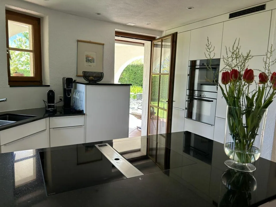 Casa unifamiliare di 8 ½ locali con appartamento di 1 ½ locale in una posizione residenziale idilliaca con una vista panoramica meravigliosa